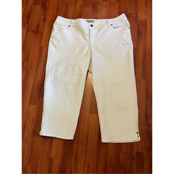 Chico’s White Capris Jeans. Size 3 = 18. - Picture 1 of 6